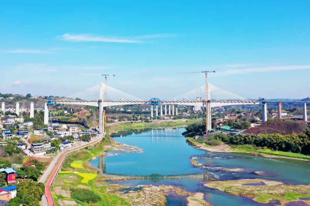 國內(nèi)首座雙柱式V型橋塔、空間索面斜拉索的高速鐵路橋 | 渝昆高鐵瀘州沱江特大橋主跨順利合龍